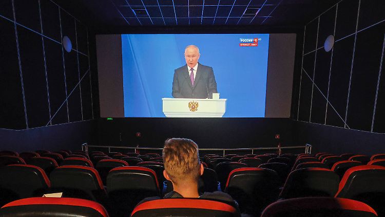 Putins Rede an die Nation - eigentlich ein Auftritt vor beiden Kammern des Parlaments - wurde sogar in Kinos übertragen.