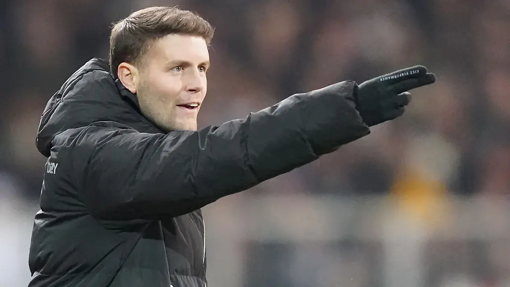 St-Paulis-Trainer-Fabian-Huerzeler-gestikuliert-am-Spielfeldrand