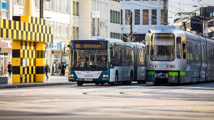 Rund um die Uhr an 365 Tagen pro Jahr im Dienst - Fahrerinnen und Fahrer von Bussen, U- und Straßenbahnen fordern einen besseren Ausgleich für ihren Einsatz.