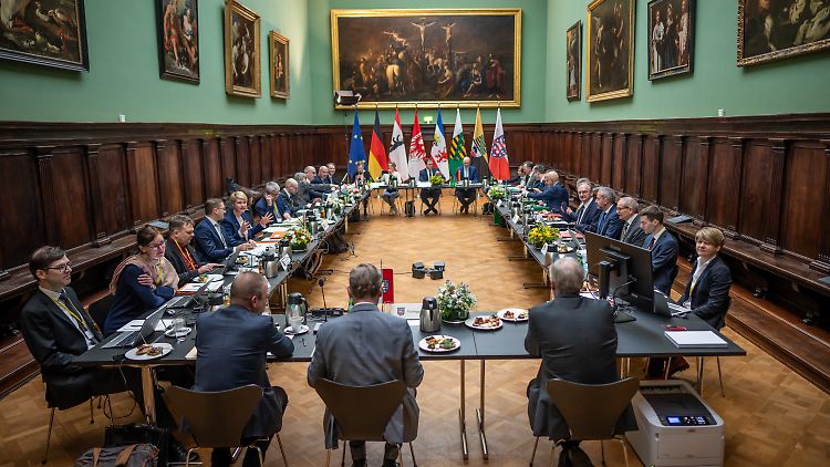 Die ostdeutschen Ministerpräsidenten verlangen von der Bundesregierung, Entscheidung zu revidieren.