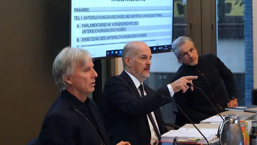 Mathias-Petersen-l-SPD-Vorsitzender-des-Ausschusses-und-SPD-Obmann-Milan-Pein-M-sitzen-zu-Beginn-des-Parlamentarischen-Untersuchungsausschusses-PUA-Cum-Ex-Steuergeldaffaere-der-Buergerschaft-im-Sitzungssaal
