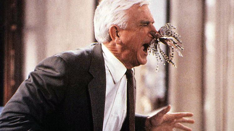 Lieutenant Frank Drebin (Leslie Nielsen) ist mal wieder ins Fettnäpfchen getreten.