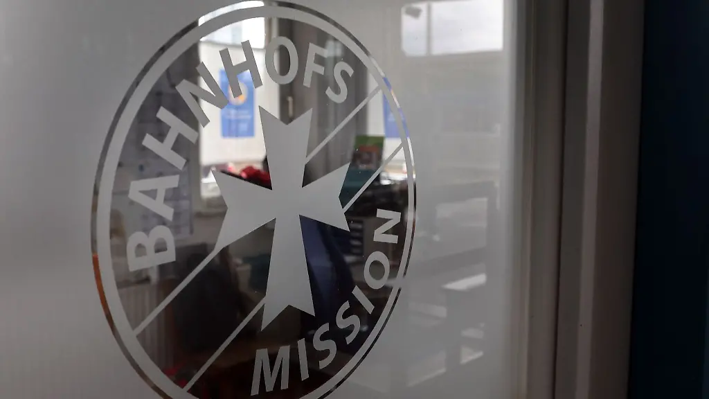 Das-Logo-der-Bahnhofsmission-in-deren-Raeumlichkeiten-am-Augsburger-Hauptbahnhof