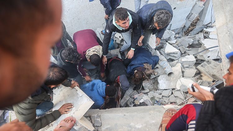 Nach einem israelischen Angriff suchen Einheimische in den Trümmern eines eingestürzten Gebäudes im Gazastreifen nach Überlebenden.  