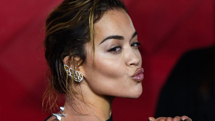 Erstmal hinlegen und durchatmen - das macht Rita Ora, wenn sie in Panik gerät. 
