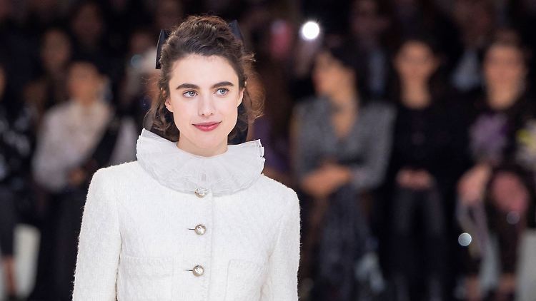 Margaret Qualley trägt auch 2024 wieder Chanel. 