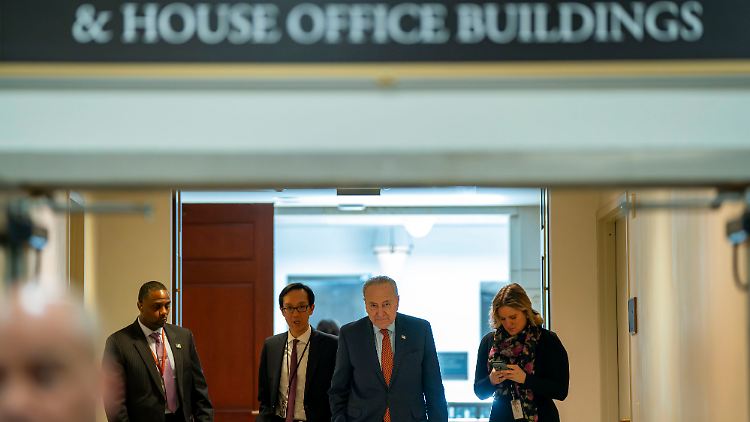 Der demokratische Mehrheitsführer Chuck Schumer auf dem Weg zur Pressekonferenz. Wieder hat sich der US-Kongress im Haushaltsstreit ein paar Tage Luft verschafft.
