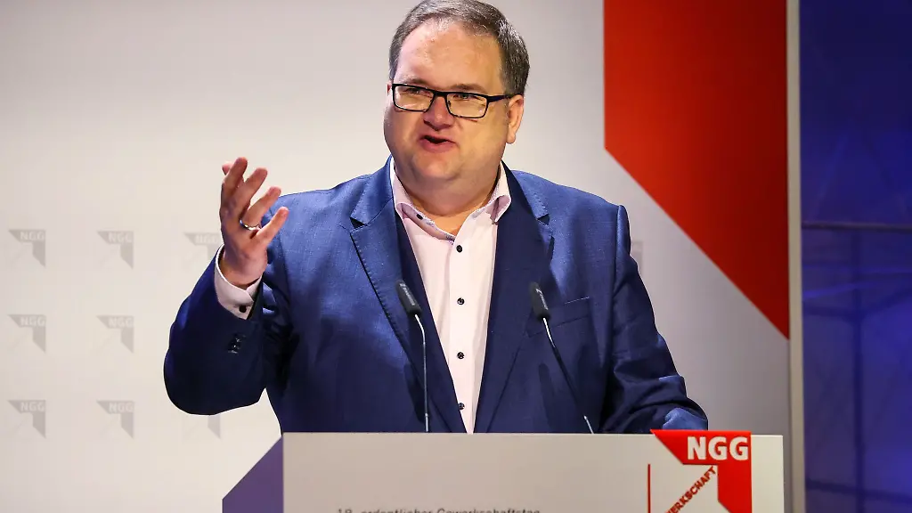 Bjoern-Fecker-Finanzsenator-und-Buergermeister-in-Bremen-spricht-im-Congress-Zentrum-in-Bremen