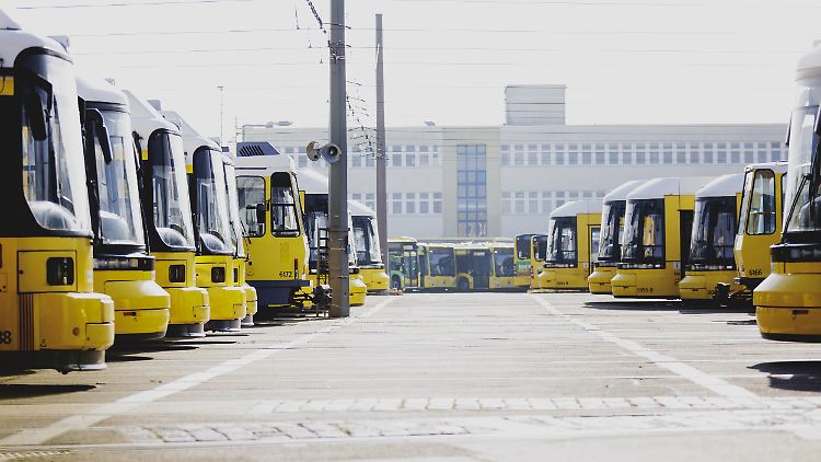 In vielen Kommunen bleiben Busse und Straßenbahnen heute in den Depots. 