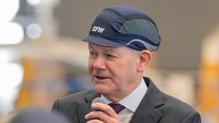 Kanzler mit Helm: Scholz besuchte am Donnerstag in Dresden auch die Elbe Flugzeugwerke (EFW).