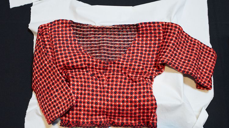 Diesen Pullover für eine Frau fand das Forschungsteam in einem der Pakete.