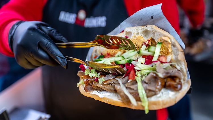 In Berlin konkurrieren laut dem Soziologen und Autor Eberhard Seidel etwa 1600 Döner-Imbisse miteinander. 
