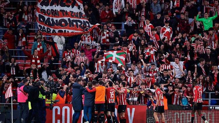 Die Anhänger von Bilbao bejubeln einen Treffer gegen Madrid, vor und nach dem Spiel hatten einige von ihnen für Gewalt gesorgt.
