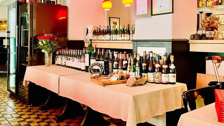 Das China-Restaurant "Hotspot" in Berlin ist ein Mekka für Gäste, die Wein lieben. Davon zeugen nicht nur die vielen leeren Flaschen, die überall stehen, sondern auch die Urkunde des Restaurantführers Gault Millau aus dem Jahr 2014: "Weinkarte des Jahres".