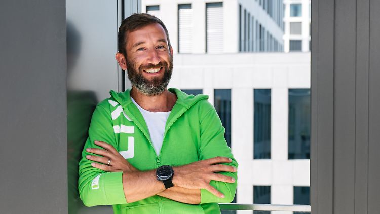 Daniel Krauss gründete Flixbus 2012 zusammen mit Jochen Engert und André Schwämmlein. Das Unternehmen bietet Fernbusreisen in Europa, den USA und der Türkei an. Seit März 2018 gibt als auch die Bahn-Tochter Flixtrain.