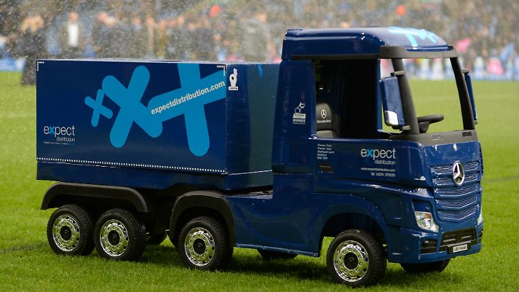 Bringt in der zweiten englischen Liga den Spielball - ein Daimler-Truck-Modell.