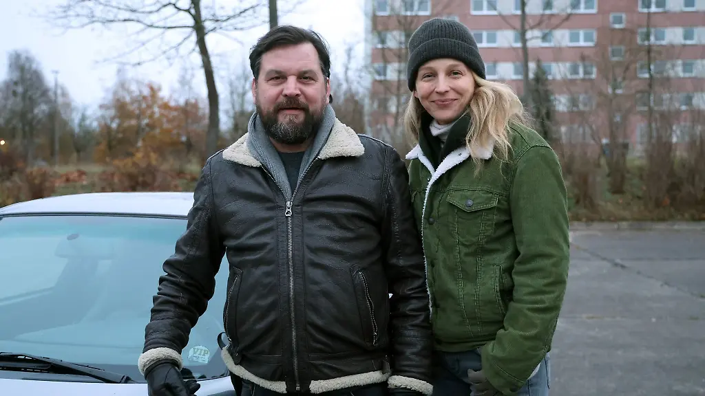 Sascha-Gersak-l-r-und-Petra-Schmidt-Schaller-bei-einem-Fototermin-am-Rande-der-Dreharbeiten-fuer-die-Serie-Finsteres-Herz-Die-Toten-von-Marnow-2