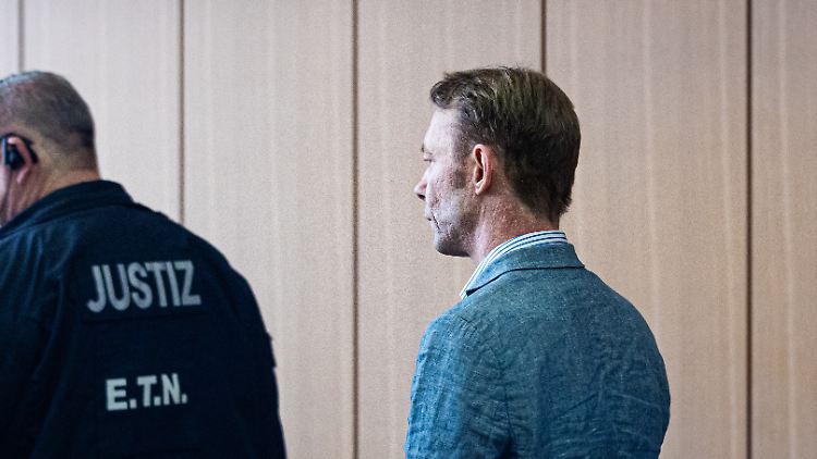 Der angeklagte Christian B. schweigt zu den Vorwürfen.