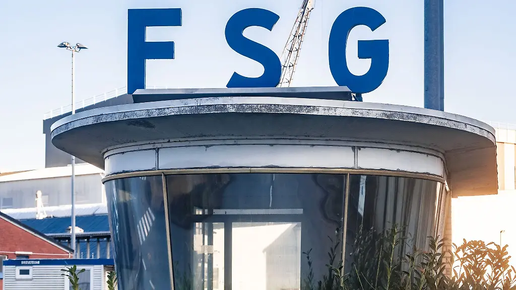 Die-Buchstaben-FSG-sind-auf-dem-Pfoertnerhaus-der-Flensburger-Schiffbau-Gesellschaft-FSG-angebracht