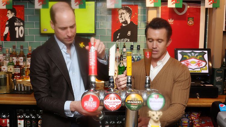 Zapfen will gelernt sein: Prinz William (l.) und der Co-Eigentümer des AFC Wrexham, Rob McElhenney.