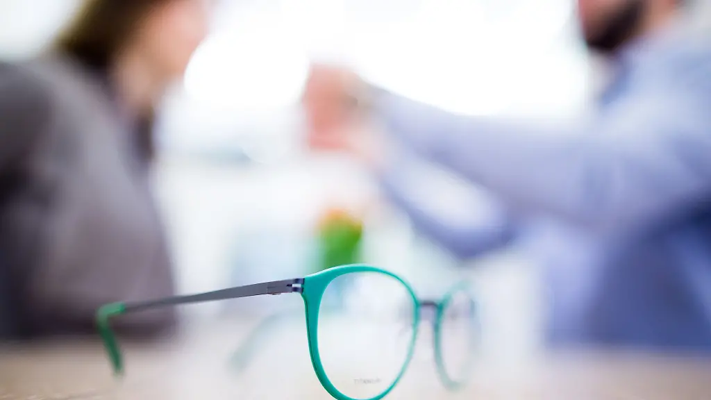 Eine-Brille-liegt-beim-Optiker
