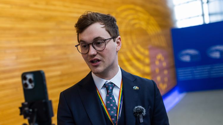 Grüner Shootingstar: Malte Gallée nimmt im EU-Parlament mit seinem Smartphone ein Tiktok-Video auf. 