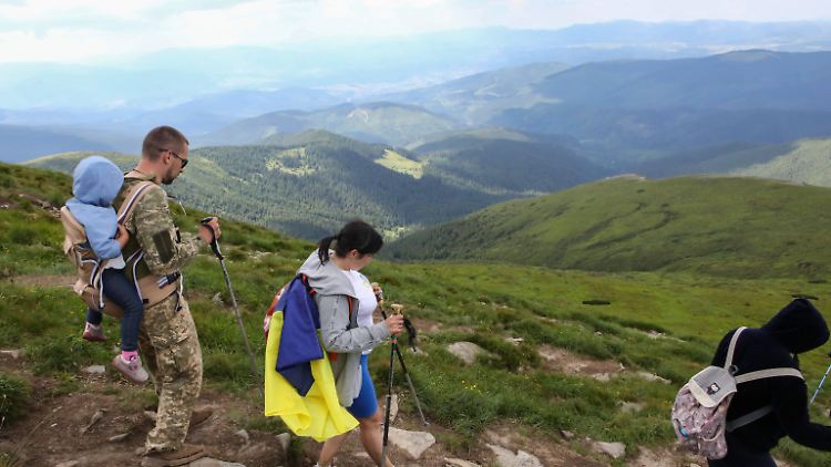 "Wir wollen nicht, dass sich hier eine Art Kriegstourismus entwickelt, sondern die Schönheit unseres Landes zeigen", sagt die ukrainische Tourismuschefin. Das Bild zeigt Urlauber in den ukrainischen Karpaten im Sommer 2023.