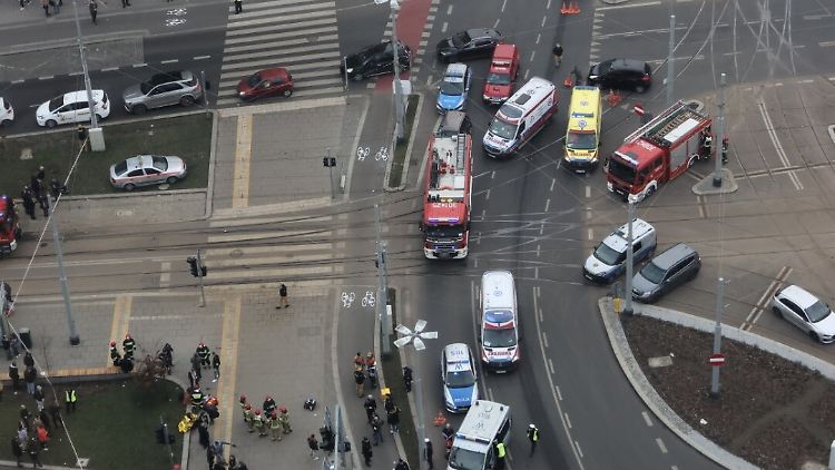 Kurz nach der Tat nimmt die Polizei den Fahrer fest.