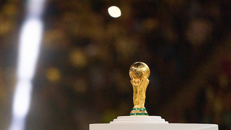 Der begehrteste Pokal im Weltfußball.