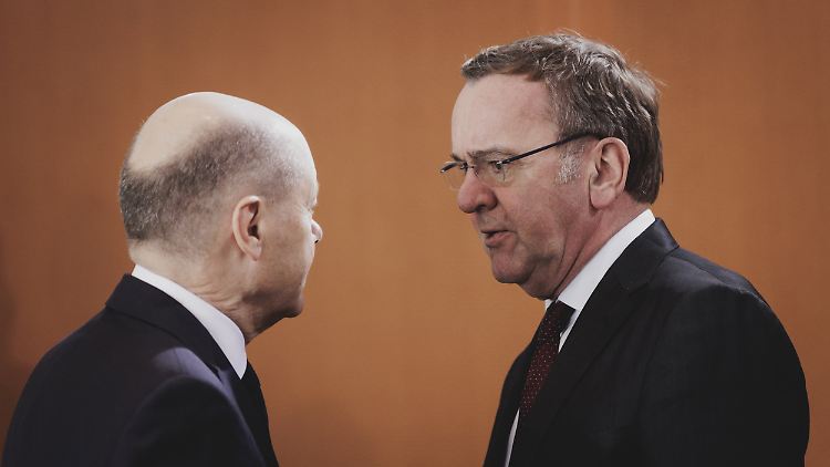 Können die Russen bei Gesprächen von Bundeswehroffizieren mithören? Pistorius, hier mit Bundeskanzler Scholz, kündigt eine Untersuchung an.