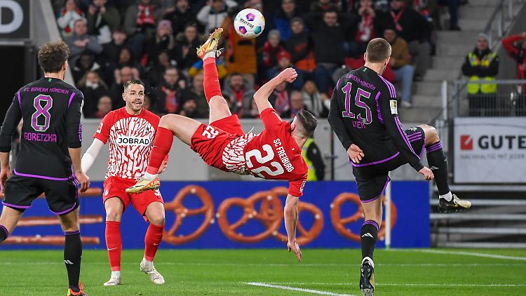 Sallais Fallrückzieher war nicht drin, kurz danach landete der Ball aber im Tor des FC Bayern.