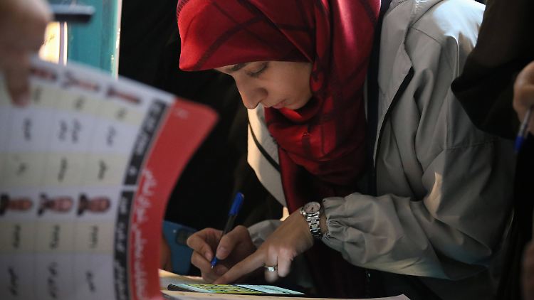 Vor allem in der Hauptstadt Teheran zeichnet sich Berichten zufolge eine geringe Wahlbeteiligung ab.