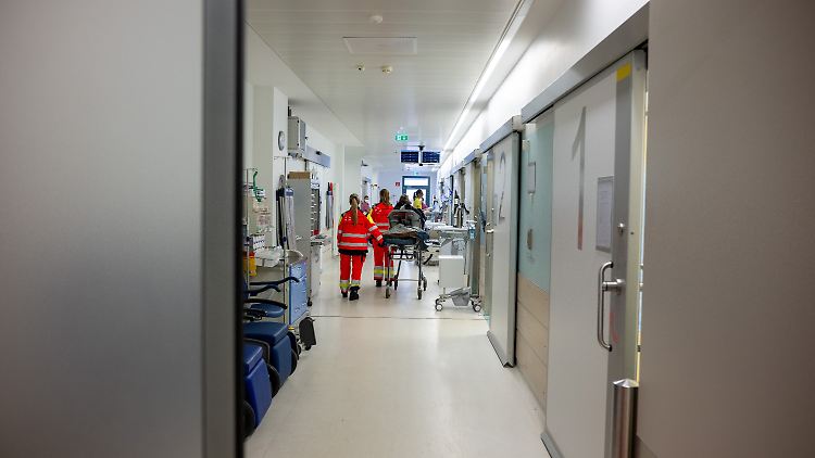 "Im Krisenfall muss jeder Arzt, jedes Krankenhaus, jedes Gesundheitsamt wissen, was zu tun ist", sagt Lauterbach. 