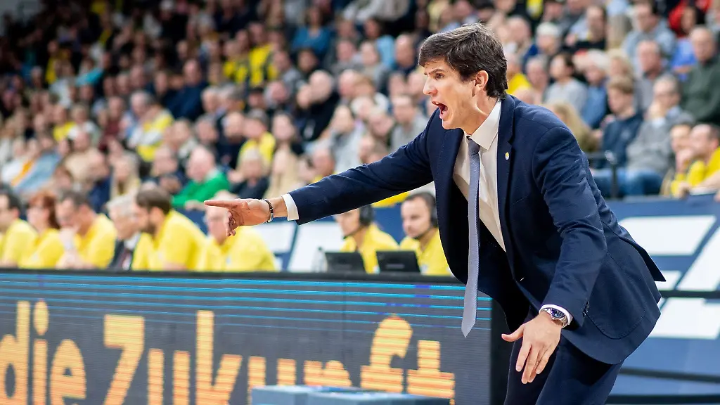 Oldenburgs-Trainer-Pedro-Calles-gibt-Anweisungen-am-Spielfeldrand