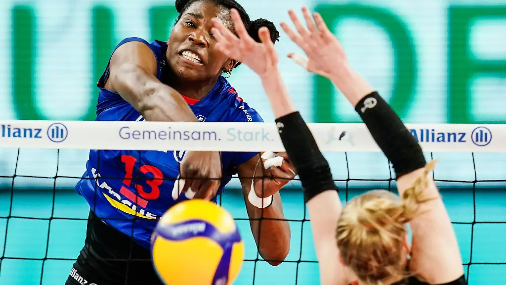 Stuttgarts-Krystal-Rivers-l-setzt-sich-durch-gegen-Dresdens-Maja-Storck