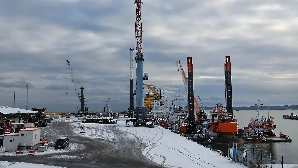 Der-Hafen-Mukran-auf-der-Ostsee-Insel-Ruegen