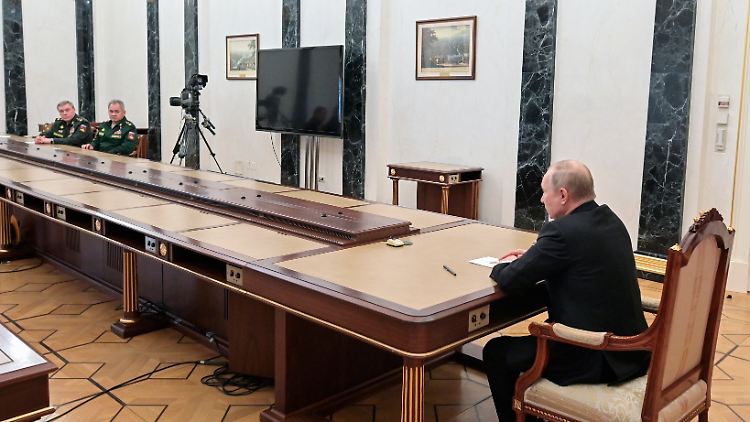 "Jedes Mal, wenn unser Pinocchio lügt, wird sein Tisch länger." Putin am 17. Februar 2022 bei einer Besprechung mit Verteidigungsminister Schoigu und dem damaligen Armeechef Gerassimow.
