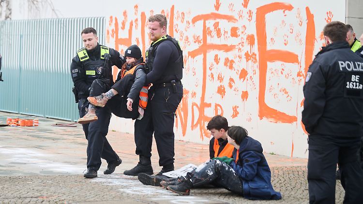 "Hilfe" schrieben die Jugendlichen auf eine Mauer des Kanzleramts.