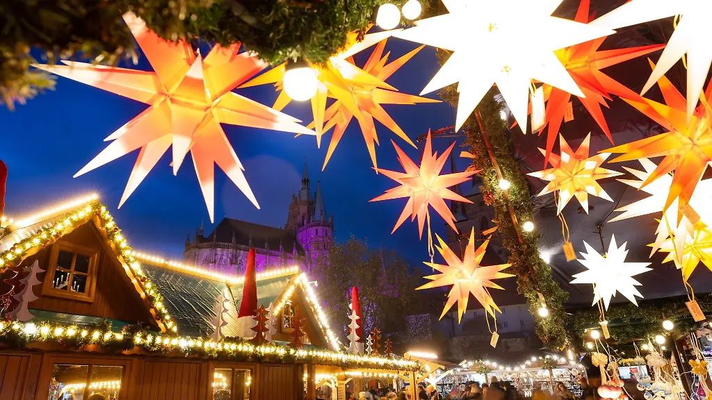 Der-Erfurter-Weihnachtsmarkt-auf-dem-Domplatz-gilt-als-groesster-in-Thueringen