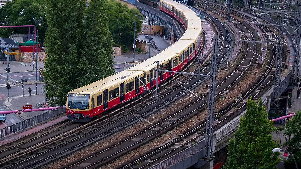 Ein-S-Bahn-Zug-der-Linie-S5-verlaesst-den-Bahnhof-Jannowitzbruecke-und-faehrt-in-Richtung-Charlottenburg