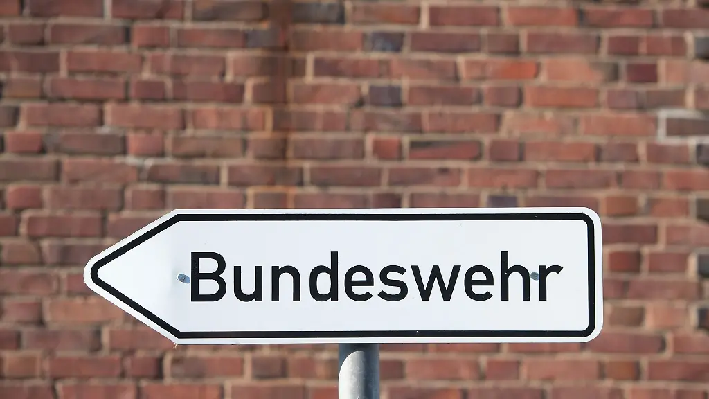 Ein-Hinweisschild-mit-dem-Schriftzug-Bundeswehr-steht-auf-dem-Gelaende-einer-Bundesliegenschaft-in-Stralsund