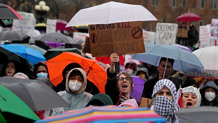 "US-Waffen töten Kinder in Gaza": Pro-Palästina-Demonstranten bei der Kundgebung in New York City.