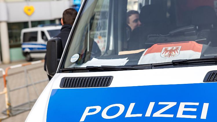 Polizeikräfte müssen immer öfter Veranstaltungen von Parteien schützen. 