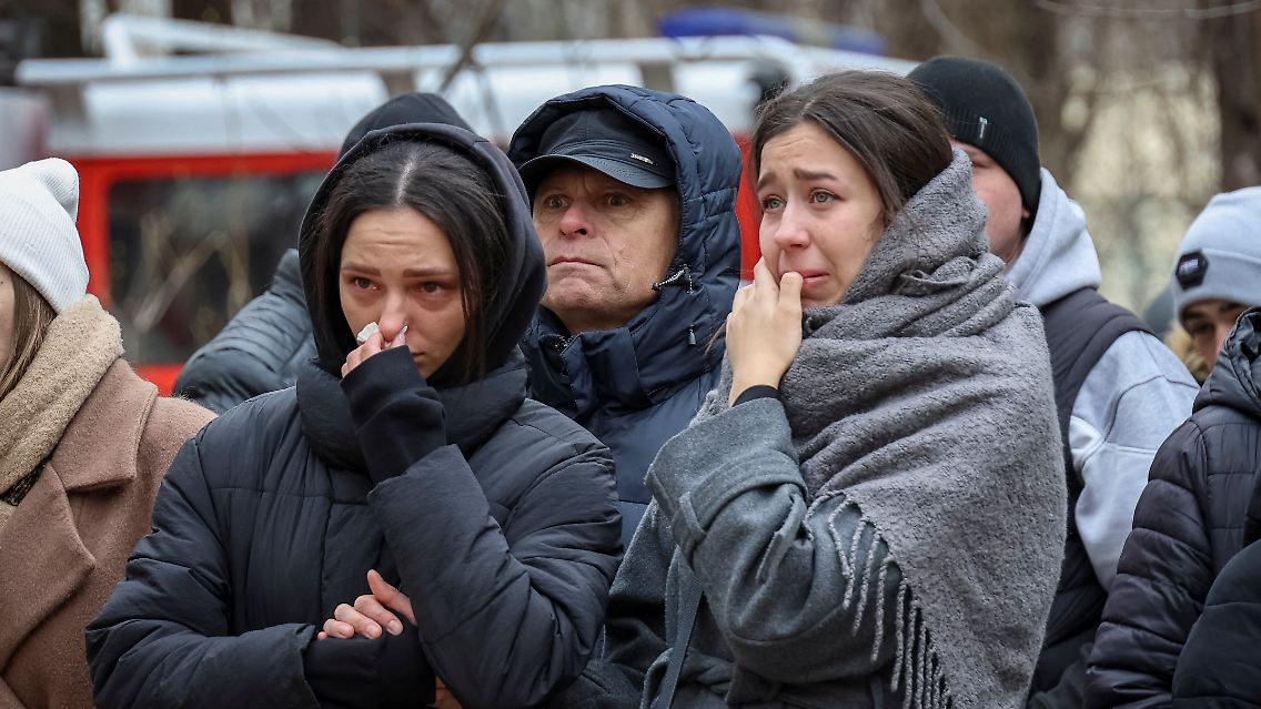 Fassungslosigkeit in Odessa: Mindestens zehn Menschen kamen durch den russischen Angriff auf ein Hochhaus ums Leben.