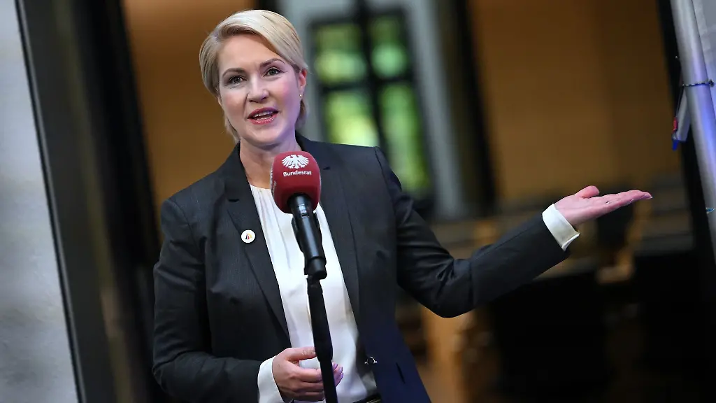 Ministerpraesidentin-Manuela-Schwesig-SPD-aus-Mecklenburg-Vorpommern-gibt-ein-Pressestatement-ab