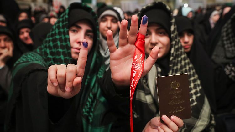 Eine Gruppe junger Erstwähler: In Teheran lag die Wahlbeteiligung inoffiziellen Daten zufolge bei nur 24 Prozent.