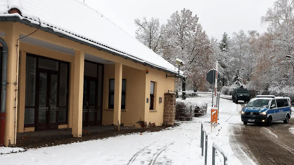Ein-Polizeifahrzeug-durchfaehrt-den-Eingangsbereich-des-ehemaligen-Wismut-Krankenhauses