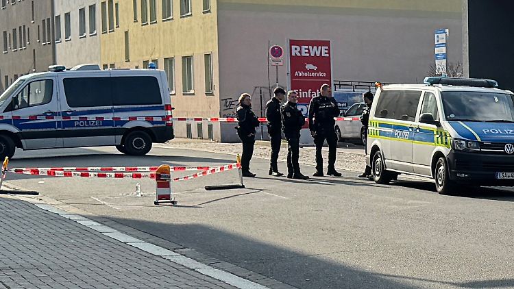 Polizisten sichern den Tatort ab. 