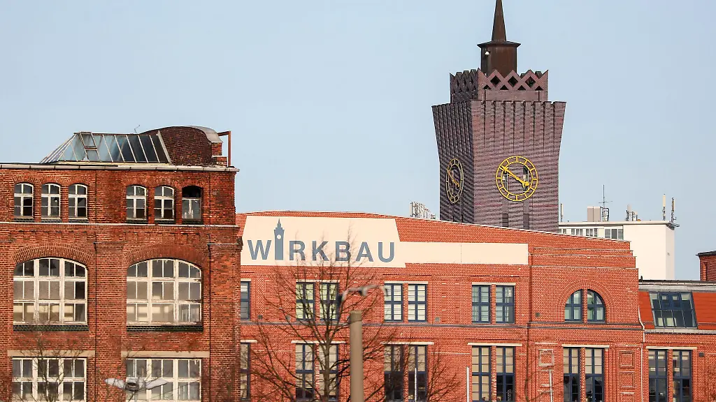 Der-markante-Uhrenturm-steht-auf-dem-Gelaende-der-ehemaligen-Schubert-Salzer-Maschinenfabrik