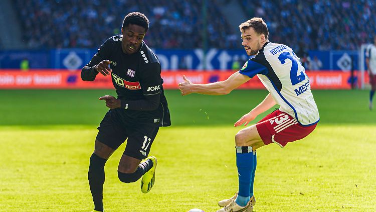 Christian Conteh (l.) triumphierte mit Osnabrück. Der HSV blamierte sich. 